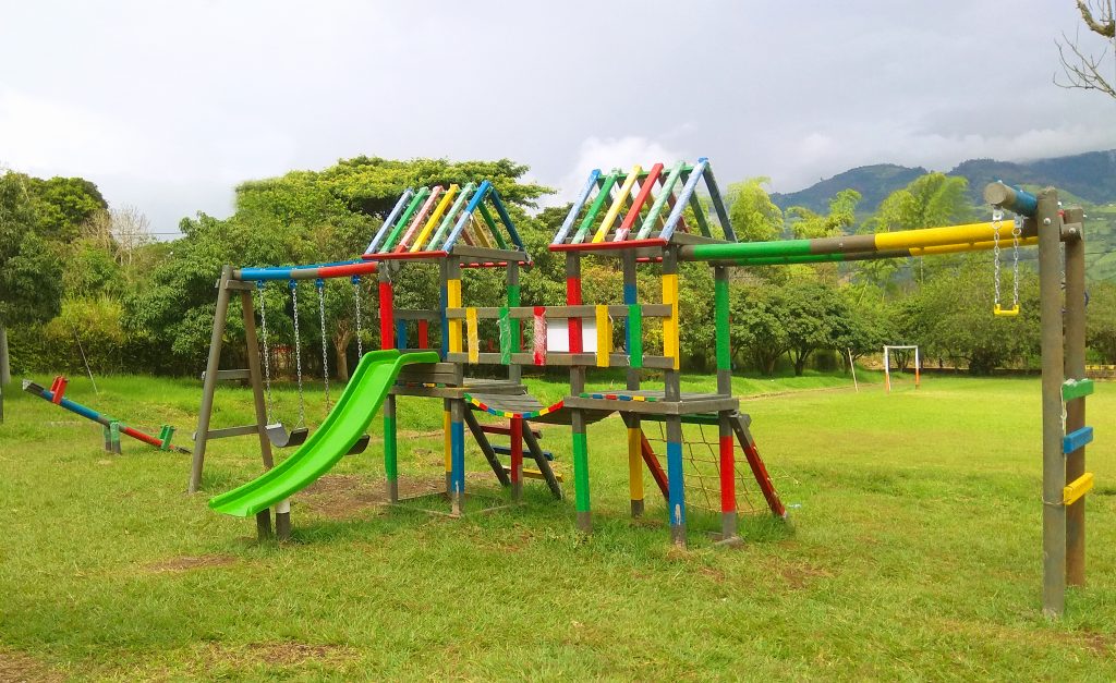 Parque infantil de madera plástica